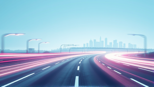 马来西亚奔驰车突遇飞鸡撞击事件 挡风玻璃损毁司机受惊