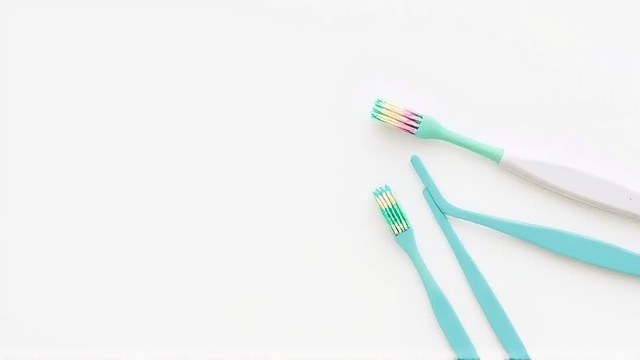 正确使用牙线与牙间刷的3个关键技巧