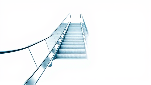 女童凉鞋卡电动扶梯缝隙 父亲秒解鞋带脱险避祸